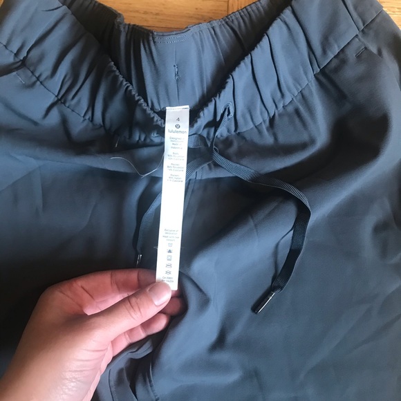 Lululemon on the fly pants size 4 - Picture 4 of 6